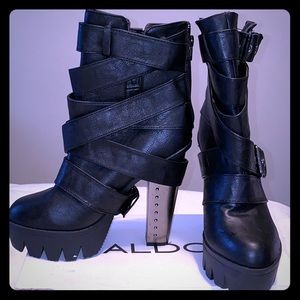 Platform booties - Black strapped buckles